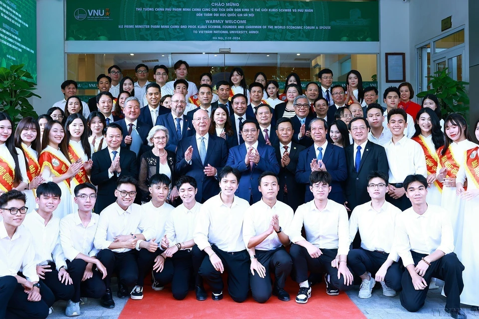 El primer ministro Pham Minh Chinh y Klaus Schwab, fundador y presidente ejecutivo del FEM, sostuvieron un intercambio con estudiantes vietnamitas, bajo el tema “Posicionar a Vietnam en la era inteligente - Visión de la joven generación” en Hanoi, el 7 de octubre de 2024 (Foto: VNA)