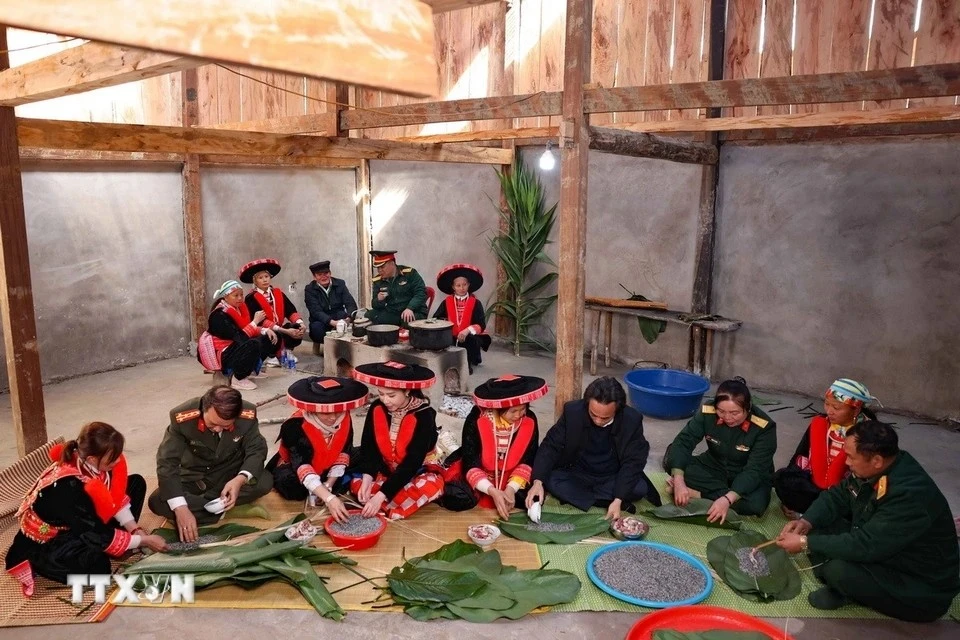 El ambiente de preparar banh chung en cada hogar está lleno de alegría, anticipando un año nuevo con entusiasmo. (Foto: VNA)