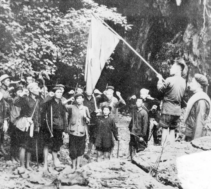 1. El primer escuadrón guerrillero de Vietnam liderado por el Partido se estableció en Bac Son en la provincia de Cao Lang, en 1940. (Foto: VNA)