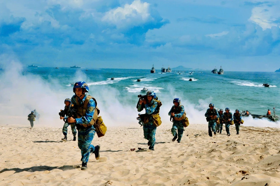 1. Los oficiales y soldados del Comando de la Región 4 de la Marina de Vietnam participan en ejercicios de defensa. (Foto: VNA)