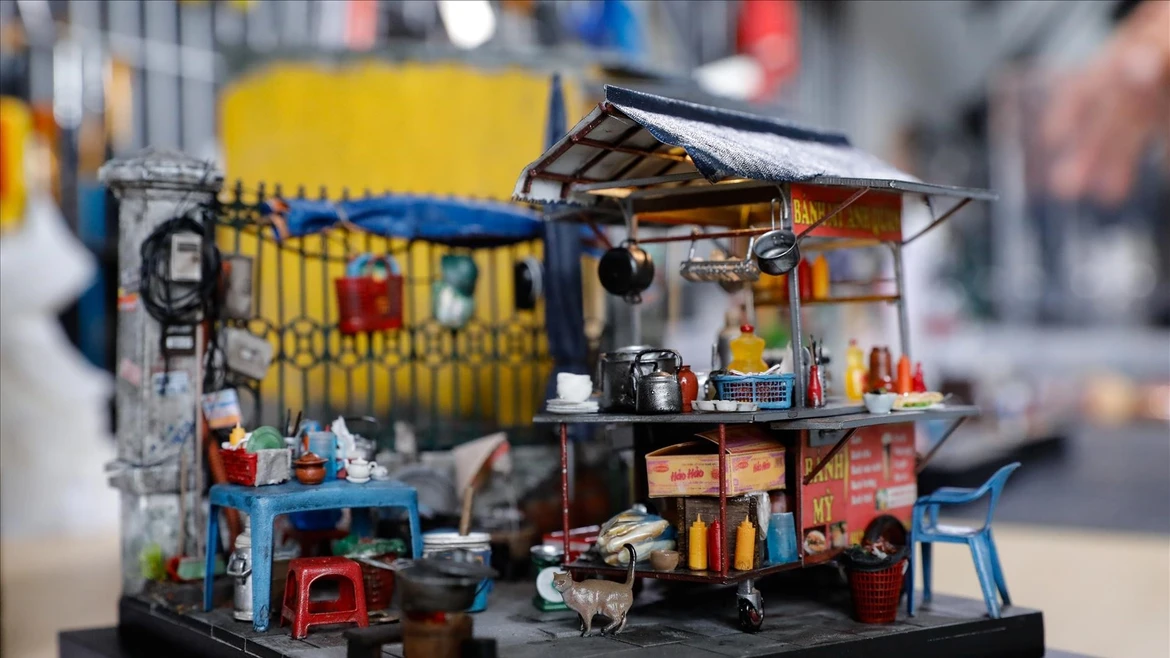 Joven transforma rincones de Hanoi en modelos a escala llenos de vida