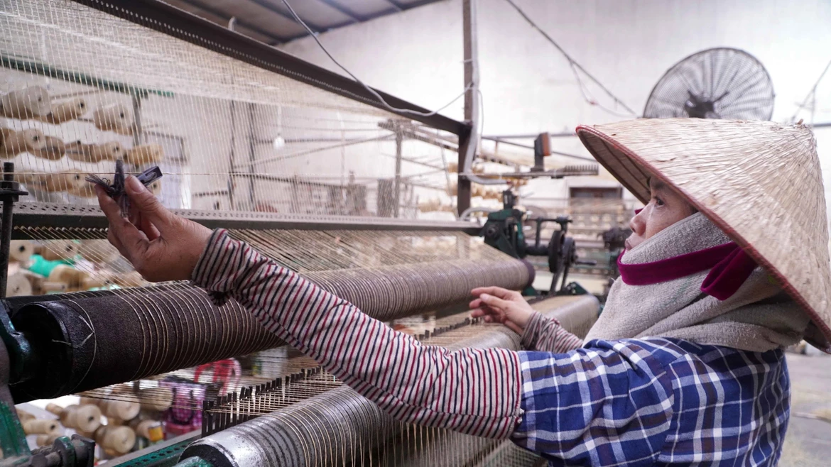 Provincia de Hung Yen mantiene viva la tradición del tejido de esteras de junco