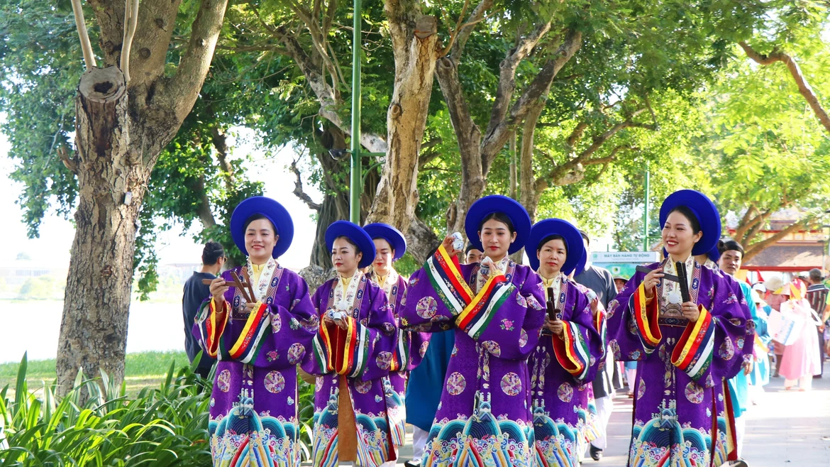 Hue se llena de color con el esplendor del vestuario tradicional vietnamita