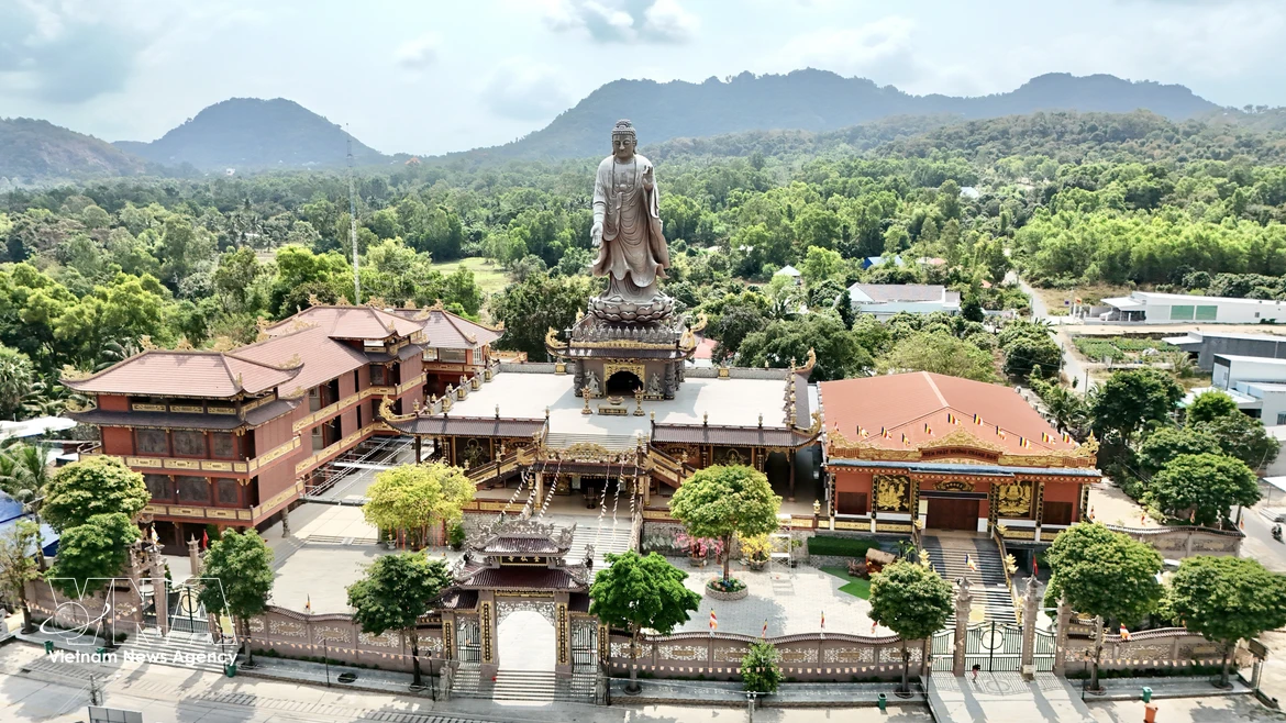 Estatua de Amitābha de 24 metros en la pagoda Kim Tien en An Giang