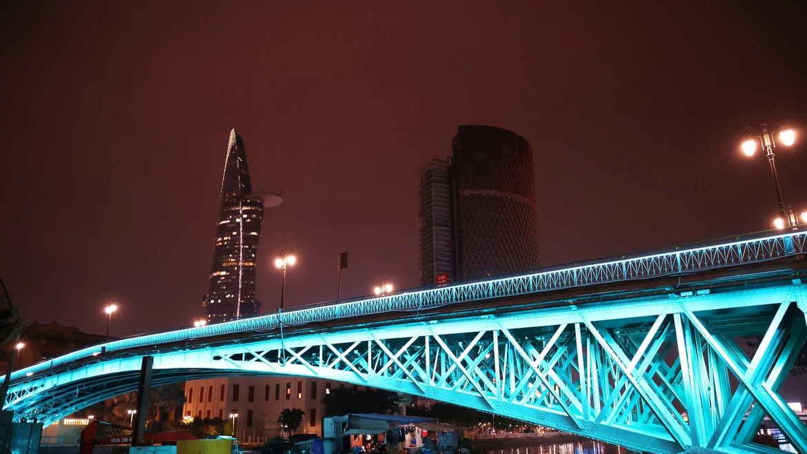 Ciudad Ho Chi Minh completa sistema de iluminación artística en centro urbano