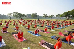 Más de mil instructores, practicantes y entusiastas del yoga se reúnen en el Parque Yen So, en Hanoi (Foto: VNA)