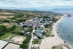 Vista de la aldea de Vinh Truong, comuna de Phuoc Dinh, distrito de Thuan Nam de Ninh Thuan, que se encuentra en el área donde se suspendió la construcción de la planta de energía nuclear Ninh Thuan 1 y se invirtió en obras de infraestructura esenciales. (Foto: VNA)