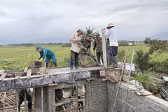 Los oficiales y soldados ayudan a los pobladores a reconstruir sus hogares (Foto: VNA)