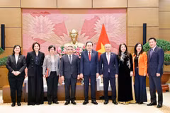 El presidente de la Asamblea Nacional, Tran Thanh Man (centro), y el embajador de Filipinas, Meynardo L.B. Montealegre (cuarto, desde la izquierda) (Foto: VNA)