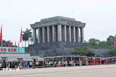 Visitantes hacen cola para rendir homenaje al Presidente Ho Chi Minh en el mausoleo (Foto: VNA)
