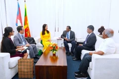 La embajadora de Vietnam en Sri Lanka, Trinh Thi Tam, conversa con el gobernador Nagalingam Vethanayahan (Foto: Embajada de Vietnam en Sri Lanka)