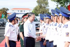 El secretario general del Partido Comunista de Vietnam, To Lam, saluda a los oficiales (Foto: VNA)