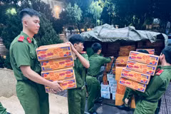 La Policía de Dak Lak prepara suministros para transportar a las zonas inundadas. (Foto. VNA)