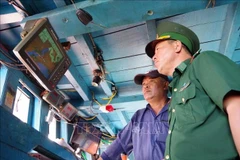 Las autoridades revisan el sistema de monitoreo de un barco antes de su salida al mar (Foto: VNA)