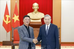 El secretario general del Partido Comunista de Vietnam, To Lam (derecha), recibe a Wang Laixing, vicepresidente del grupo chino Luxshare-ICT. (Foto: VNA)