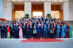 El primer ministro de Vietnam, Pham Minh Chinh, y representantes de directivos, docentes y trabajdores del sector educativo de todo el país (Foto: VNA)