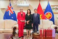 La gobernadora general de Australia, Sam Mostyn (izquierda), y el embajador de Vietnam en Canberra, Pham Hung Tam, y su esposa (Foto: VNA)