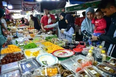 Las personas compran comida en un mercado de la provincia de Narathiwat, en Tailandia. (Foto: AFP/VNA)