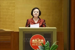 La ministra del Interior, Pham Thi Thanh Tra, autorizada por el Primer Ministro, presenta un informe sobre el proyecto de Ley de Funcionarios Públicos (modificada). (Foto: VNA)