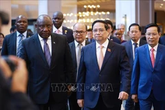 El primer ministro vietnamita, Pham Minh Chinh, y el presidente sudafricano, Matamela Cyril Ramaphosa, asisten al Foro Empresarial Vietnam-Sudáfrica (Foto: VNA)