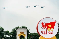 Helicópteros vuelan sobre la Plaza Ba Dinh (Hanoi) con motivo del 80.º aniversario del Día Nacional de Vietnam (Foto: VNA)