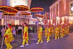 Desfile en el Festival de Diseño Creativo de Hanoi 2024 (Foto: https://hanoimoi.vn/)