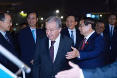 El primer ministro de Vietnam, Pham Minh Chinh, y el secretario general de la ONU, António Guterres, parten de Hanoi rumbo a Malasia para participar en la 47ª Cumbre de la ASEAN y las cumbres relacionadas (Foto: VNA)