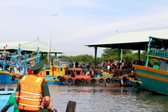 Los guardias fronterizos realizan patrullas de barcos pesqueros que ingresan al puerto de Phu Hai, distrito de Phu Thuy, provincia de Lam Dong. (Foto: VNA)