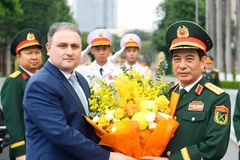El general Phan Van Giang (derecha), ministro de Defensa de Vietnam, recibe a Vugar Mustafayev, ministro de Industria de Defensa de Azerbaiyán. (Foto: VNA)