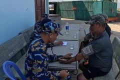 Los médicos militares chequean el estado de salud de los pescadores (Foto: VNA)