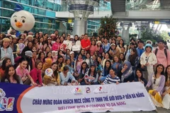 Grupo de turistas MICE en el aeropuerto internacional de Da Nang (Foto: VNA)