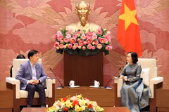 La vicepresidenta de la Asamblea Nacional de Vietnam, Nguyen Thi Thanh, recibe Kim Hak-Min, presidente del Consejo Asesor de Ética del Parlamento surcoreano (Foto: VNA)