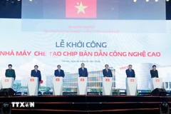 El secretario general del Partido Comunista de Vietnam, To Lam, el primer ministro Pham Minh Chinh y otros delegados dan inicio a la construcción de una planta de fabricación de chips semiconductores de alta tecnología. (Foto: VNA)