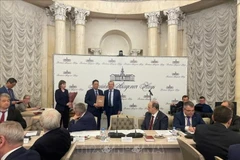 El profesor Chau Van Minh recibe el título de miembro de la RAS (Foto: VNA)