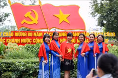 Habitantes de Hanoi posan para una foto con motivo del 80.º aniversario de la Revolución de Agosto y el Día Nacional. (Foto: VNA)