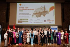 La secretaria general del SVEF, Rachel Nguyen Isenschmid (vestida de rosa), en un evento de la entidad (Foto: VNA)