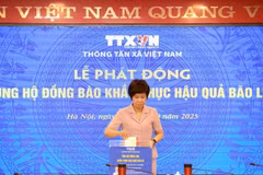 La directora general de la VNA, Vu Viet Trang, ofrece una donación para apoyar a las personas afectadas a superar las consecuencias de las tormentas e inundaciones. (Foto: VNA)