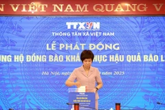 La directora general de la VNA, Vu Viet Trang, ofrece una donación para apoyar a las personas afectadas a superar las consecuencias de las tormentas e inundaciones. (Foto: VNA)