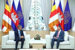 El embajador de Vietnam en Phnom Penh, Nguyen Minh Vu (izquierda), se reúne con el viceprimer ministro y primer vicepresidente del Consejo de Desarrollo de Camboya, Sun Chanthol (Foto: VNA)