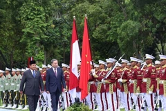 El secretario general del Partido Comunista de Vietnam, To Lam (derecha), y el presidente de Indonesia, Prabowo Subianto, pasan revista a la guardia de honor (Foto: VNA)