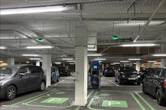 Las plazas de aparcamiento con puntos de carga están reservadas para vehículos eléctricos en los edificios (Foto: VNA)