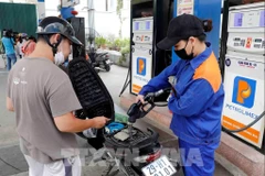 Un puesto de venta de gasolina en Hanoi (Foto: VNA)