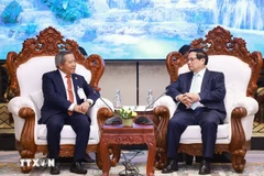 El primer ministro de Vietnam, Pham Minh Chinh (derecha), recibe al presidente de la Asociación de Amistad Laos-Vietnam, Boviengkham Vongdara (Foto: VNA)