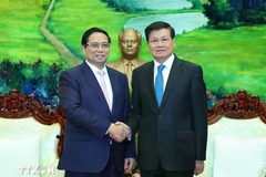 El primer ministro de Vietnam, Pham Minh Chinh (izquierda), se reúne con el secretario general del Partido Popular Revolucionario y presidente de Laos, Thongloun Sisoulith (Foto: VNA)