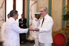 El embajador vietnamita Le Quang Long entrega las cartas credenciales al presidente de República Dominicana, Luis Rodolfo Abinader Corona. (Foto: VNA)