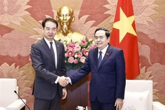 El presidente de la Asamblea Nacional de Vietnam, Tran Thanh Man (derecha), recibe al embajador chino, He Wei (Foto: VNA)