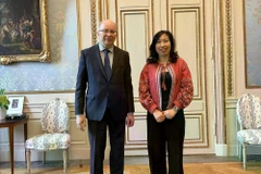 La viceministra de Relaciones Exteriores de Vietnam Le Thi Thu Hang se reúne con el secretario de Estado del Ministerio de Relaciones Exteriores de Suecia, Dag Hartelius (Foto: baoquocte.vn)
