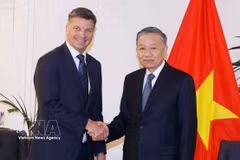 El secretario general del Comité Central del Partido Comunista de Vietnam y presidente de Vietnam, To Lam (derecha), recibe a Angus Taylor, líder de la oposición y dirigente del Partido Liberal de Australia. (Foto: VNA)