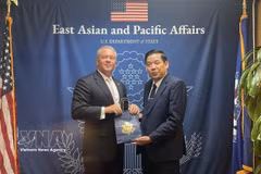 El viceministro vietnamita de Defensa Nacional, Nguyen Van Gau (derecha), y el subsecretario de Estado de Estados Unidos para Asuntos de Asia Oriental y el Pacífico, Michael George DeSombre, durante su reunión del 10 de agosto (Foto: VNA)).