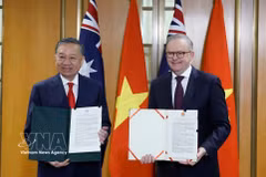 El secretario general del Partido Comunista y presidente de Vietnam, To Lam (izquierda), y el primer ministro de Australia, Anthony Albanese, muestran una declaración conjunta de ambos países tras sus conversaciones en Canberra, el 11 de agosto de 2026. (Foto: VNA)